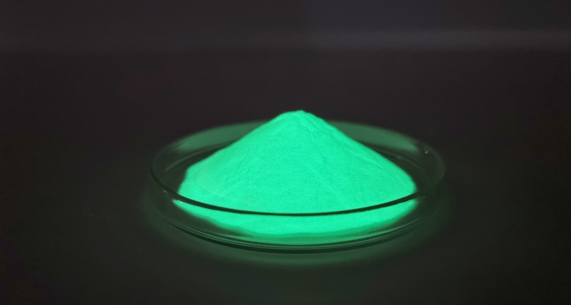 glowing photoluminescent pigment